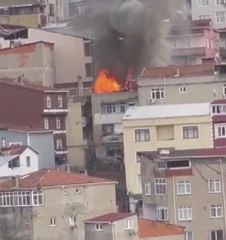 BEYOĞLU'NDA ÇATI KATI YANDI; MAHALLELİ SOKAĞA DÖKÜLDÜ
