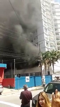 Incêndio atinge prédio no bairro Campinas, em São José