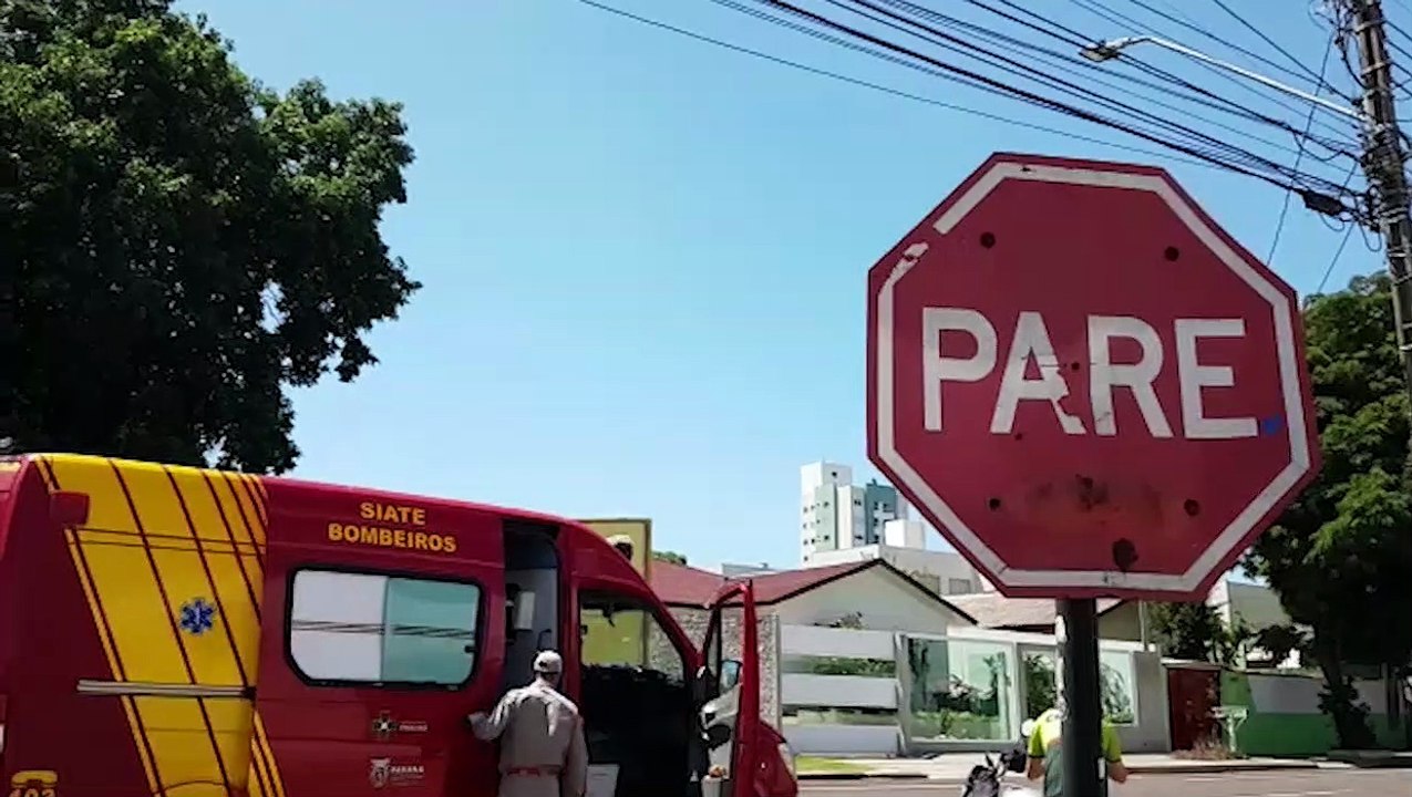Rapaz fica ferido após colisão envolvendo carro e moto na Rua Souza Naves, em Cascavel