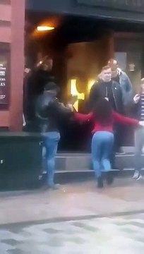 Il met 2 filles au sol sans rien faire... c'est ça la classe