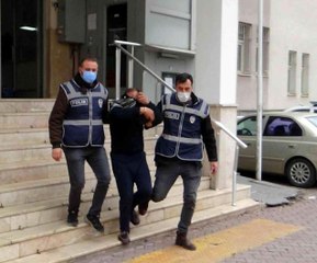 Polise yakalanmamak için alt katın balkonuna atladı