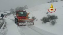 Neve in Umbria, camperisti bloccati sul monte Cucco