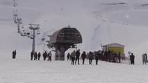 KAHRAMANMARAŞ - Yedikuyular'da güneşli havada kayak keyfi