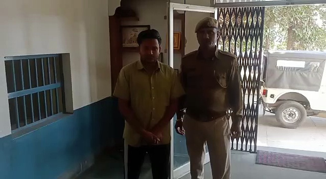 अवैश शराब बेच रहा था, पुलिस ने घेराबंदी कर दबोचा