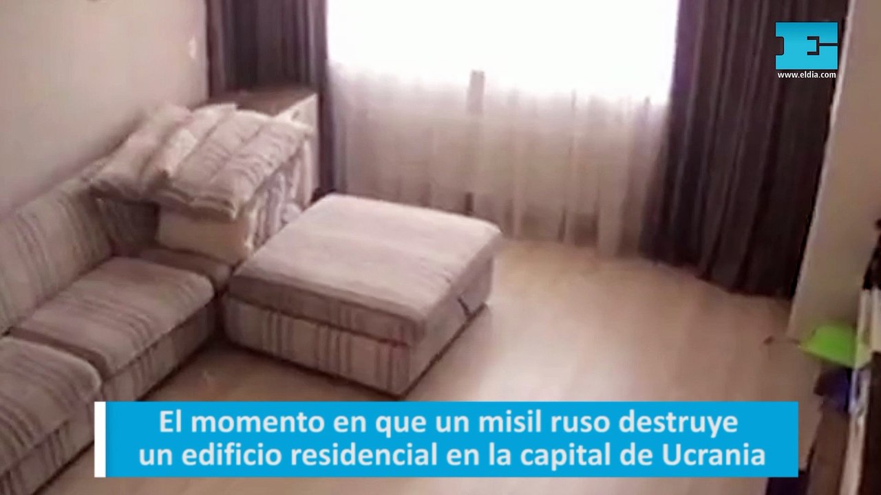 El momento en que un misil ruso destruye un edificio residencial en la capital de Ucrania