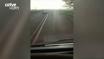 Carro invade pista contrária, trafega em zigue-zague e se envolve em colisão na PR-317