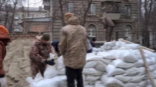 Ukraynalı siviller Rusya'nın saldırılarına karşı önlem alıyor