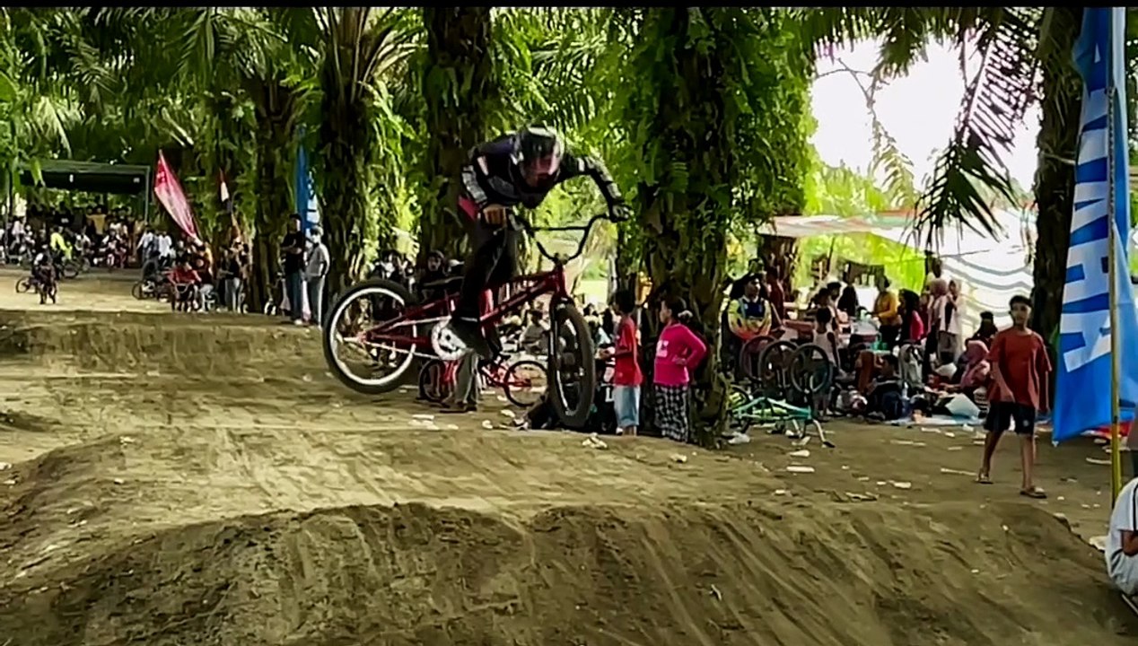 Jumping bmx