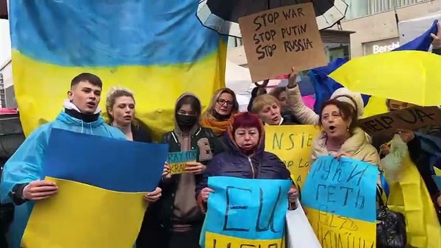 Guerra in Ucraina, canti e preghiere a Napoli sotto la pioggia