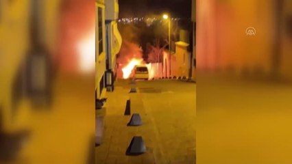 Beyoğlu'nda yanan iki araçtan biri kullanılamaz hale geldi