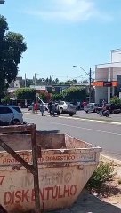 Veículo invade canteiro central de avenida e quebra poste em Pérola