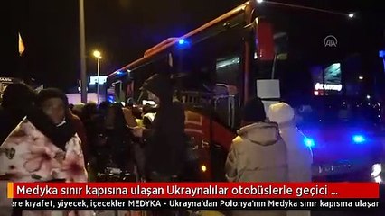 Medyka sınır kapısına ulaşan Ukraynalılar otobüslerle geçici konaklama merkezlerine götürülüyor