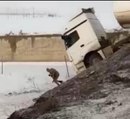 Buzlu yolda kayan tanker devrildi, görevli asker son anda kurtuldu; o anlar kamerada