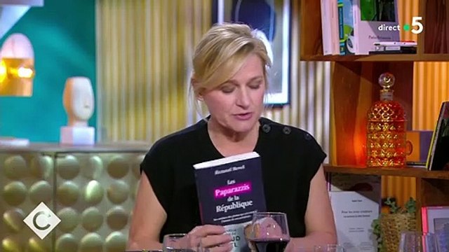 Extrait de C à vous avec l'intervention de Renaud Revel venu faire la promotion de son livre Les Paparazzis de la République . Il revient notamment sur la fameuse photo de Jacques Chirac où il apparaît nu.