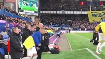 Duo Pemain Ukraina Berpelukan Sebelum Duel Everton Menjamu Manchester City