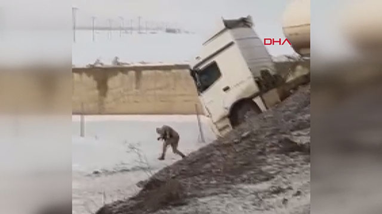 Ağrı'da bir asker devrilen yakıt tankerinin altında kalmaktan son anda kurtuldu; O anlar kamerada