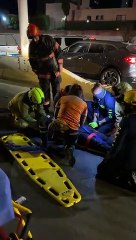 “Live“ Hombre queda prensado tras volcar en su vehículo sobre el cruce de las avenidas Patria y Acueducto