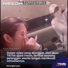 Asik Menikmati Minum di Restoran, Cewek Ini Malah Apes Tertampar Mi