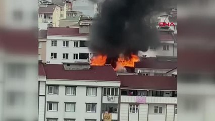 ESENYURT'TA 5 KATLI APARTMANIN ÇATISI ALEV ALEV YANDI