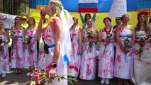 Rusya'nın Ukrayna'ya yönelik saldırısını gelin kıyafetiyle protesto ettiler