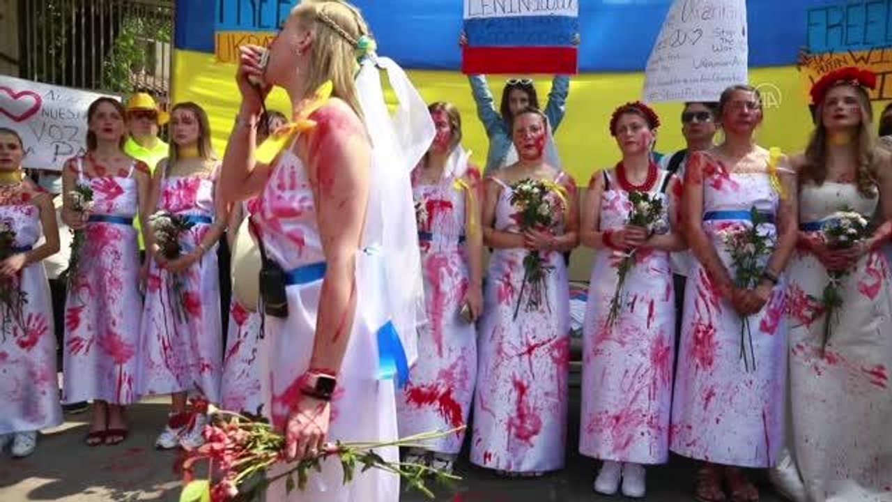 Rusya'nın Ukrayna'ya yönelik saldırısını gelin kıyafetiyle protesto ettiler