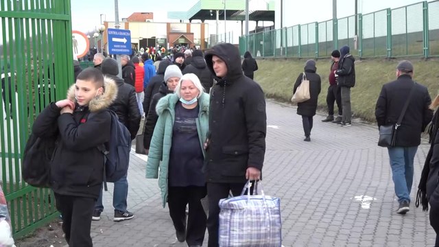 آلاف الأوكرانيين والأجانب يفرون إلى بولندا بعد اشتداد الضربات الروسية