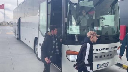 Ukrayna'dan tahliye edilen Türk vatandaşları yurda giriş yapmaya başladı