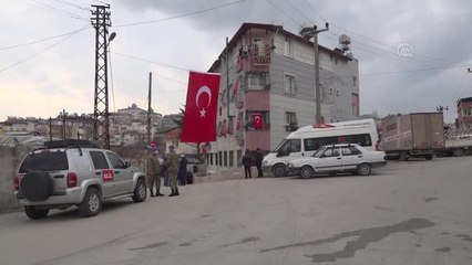 Video herunterladen: Şehit Piyade Uzman Çavuş Halil İbrahim Çete'nin Hatay'daki ailesine acı haber verildi