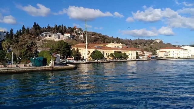 Kemegahan Dolmabahce Palace Dari Selat Bosphorus