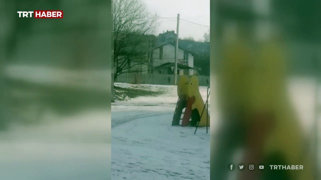 Harkiv'de çocuk parkı ve askerler aynı karede