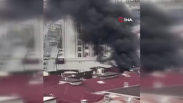 Esenyurt'ta 5 katlı bir apartmanın çatısı alev alev yandı