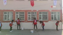 Kızılay gönüllüleri köy okulunu onardı