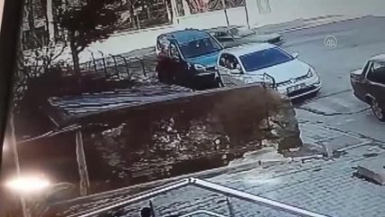 Kaldırımda bulduğu cep telefonunu alan kadının görüntüleri güvenlik kamerasına yansıdı