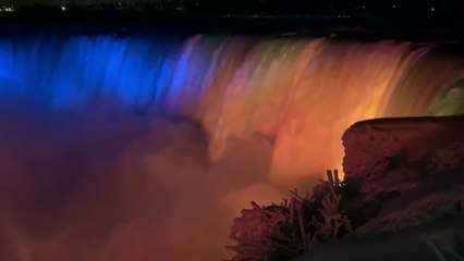 Las cataratas del Niágara se iluminan de azul y amarillo en solidaridad con Ucrania