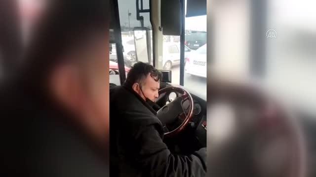 Yolcuyla tartışan İETT şoförü Psikolojisinin bozulduğu gerekçesiyle seferini başlatmak istemedi Eminönü - Halkalı seferi,İETT otobüsü...