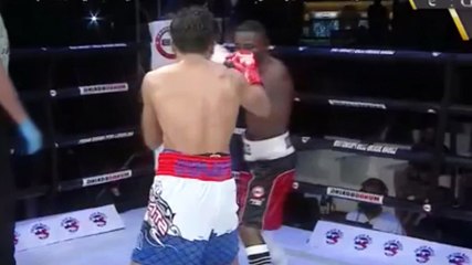 Vincent Astrolabio (Filipinas) derrota a Guillermo Rigondeaux (Cuba)