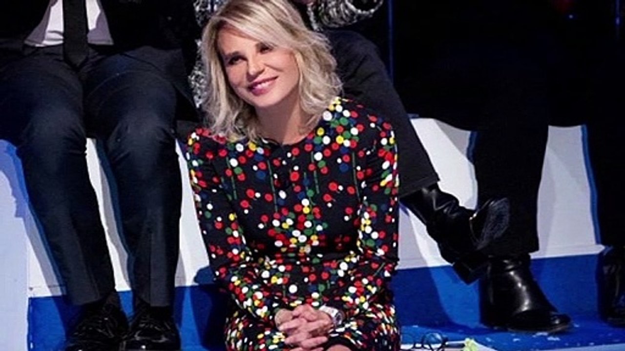 C’è Posta per te, il look di Maria De Filippi è...