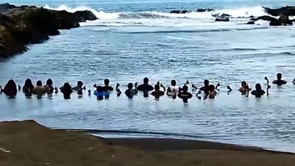 Nekat! Belasan Orang Kembali Gelar Ritual Laut di Pantai Payangan Jember