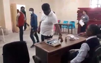 জলপাইগুড়ির এক নম্বর ওয়ার্ডে দেদার ছাপ্পা ভোটের অভিযোগ | Oneindia Bengali