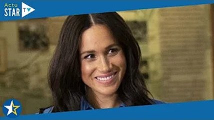 Meghan Markle sublime en robe bleue pour recevoir un prix