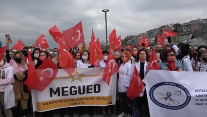 Beyaz önlük giyen güzellik uzmanlarından epilasyon eylemi
