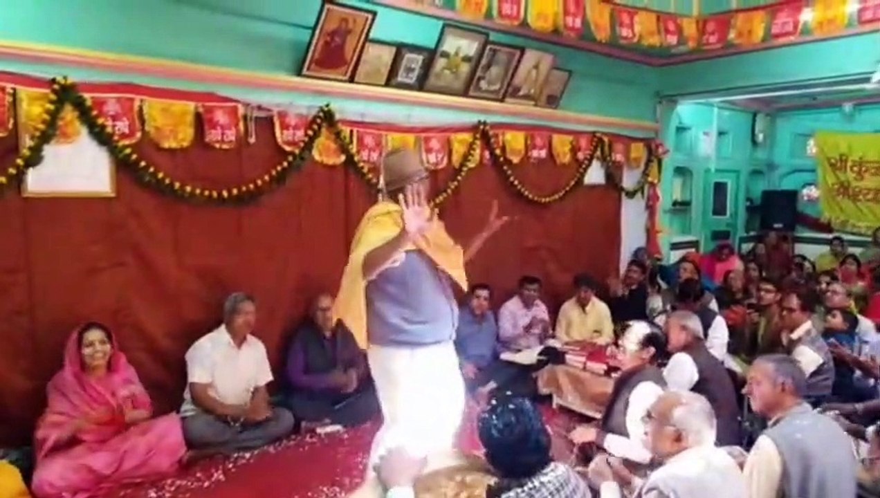 सरस निकुंज में भक्तों ने खेली फूलों की होली, जमकर थिरके कदम, देखें वीडियो