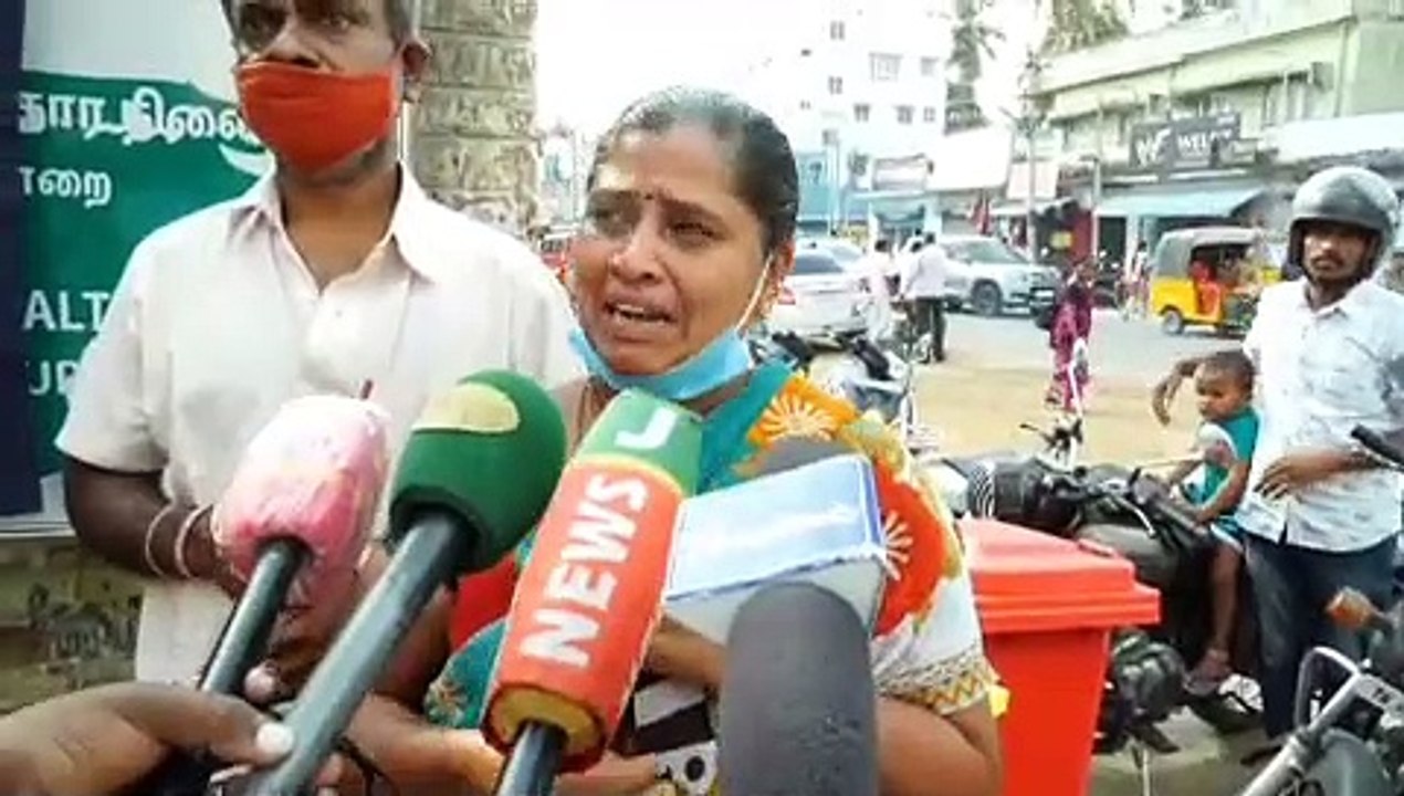 உக்ரைன்ல என் மகனை காப்பாத்துங்க சாமி.. காலில் விழுந்து கதறிய தாய்.. மலைத்து நின்ற மாவட்ட ஆட்சியர்..!