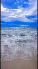 Bermain ombak laut seru pake ban mobil fuso