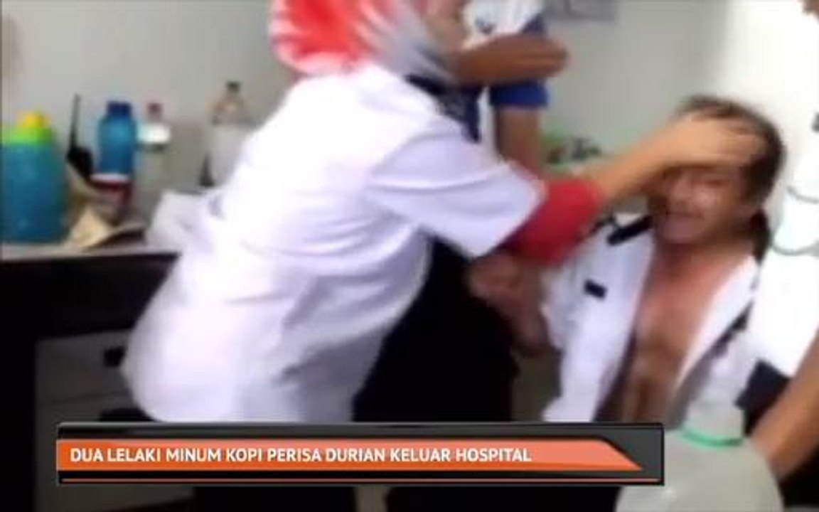 Dua lelaki minum kopi perisa durian keluar hospital