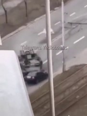 Un tank russe écrase une voiture avec un civil ukrainien à l'intérieur