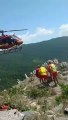 Mulher é resgatada de helicóptero após cair de três metros em trilha de Florianópolis