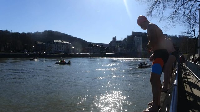 Huy: une traversée de la Meuse sous le soleil pour 90 nageurs