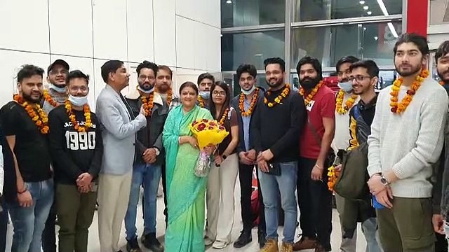 यूक्रेन में फंसे 21 विद्यार्थी पहुंचे दिल्ली एयरपोर्ट, मंत्री ममता भूपेश ने किया विद्यार्थियों का एयरपोर्ट पर स्वागत