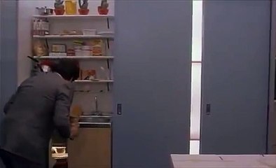 Renato Pozzetto  scene migliori e divertenti dal film Il ragazzo di campagna , scena nel mini appartamento a milano tac taac